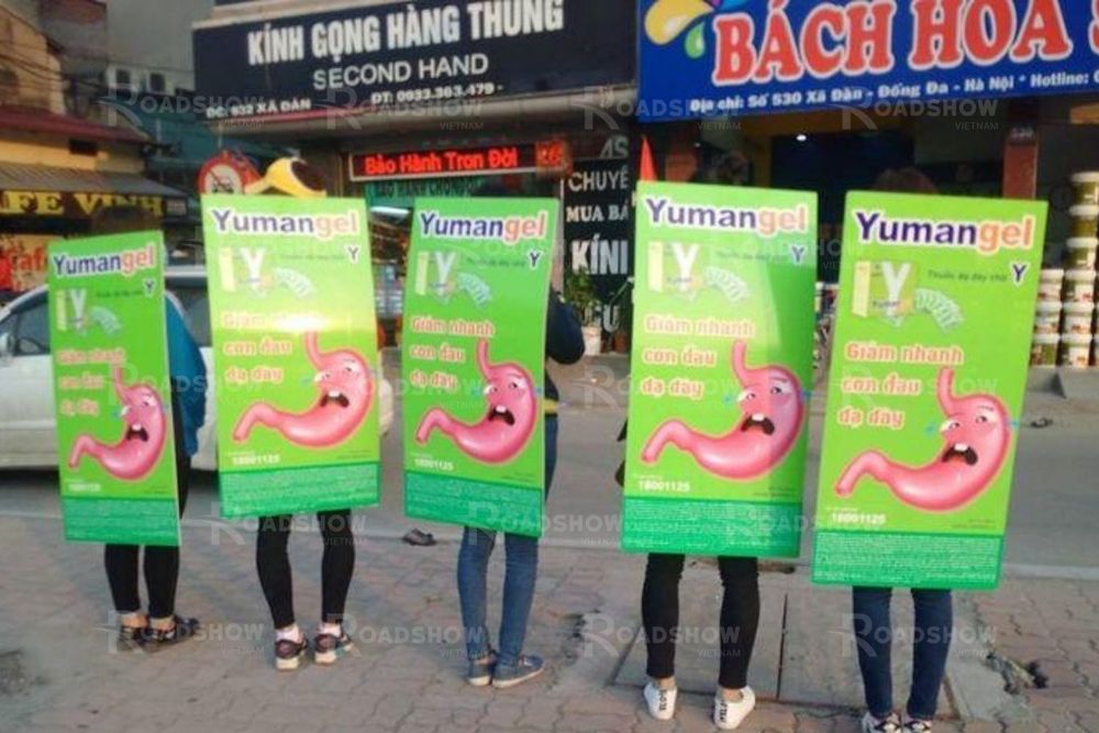 Chiến dịch Roadshow đi bộ của Yumangel truyền tải thông tin ở cự ly gần với khách hàng Chiến dịch Roadshow đi bộ của Yumangel truyền tải thông tin ở cự ly gần với khách hàng