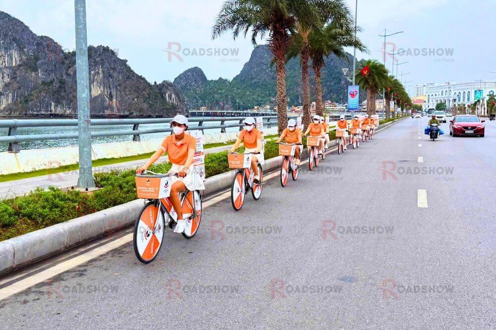 Chiến dịch Roadshow Bus 2 tầng và xe đạp của KinderWorld tại Hạ Long