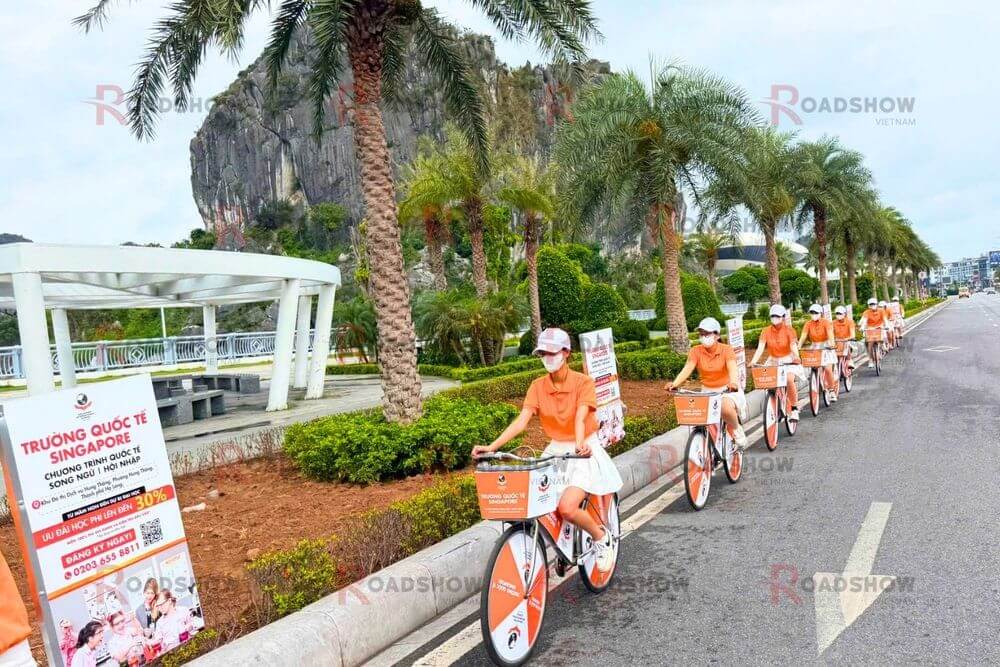 Chiến dịch Roadshow Bus 2 tầng và xe đạp của KinderWorld tại Hạ Long